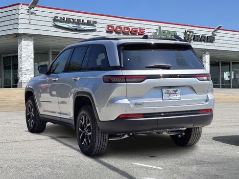 New 2025 Jeep Grand Cherokee Altitude image 4