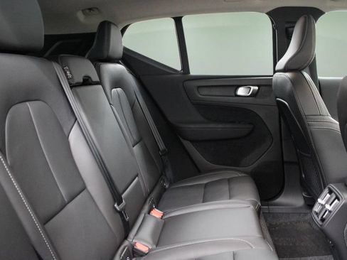 Certified 2025 Volvo XC40 B5 Plus AWD/4WD image 27