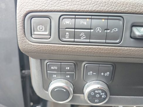 Used 2021 GMC Yukon XL Denali w/ Denali Premium Package image 30