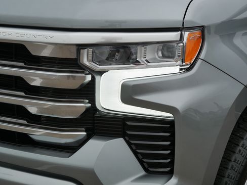 Used 2023 Chevrolet Silverado 1500 High Country w/ Technology Package AWD/4WD image 16