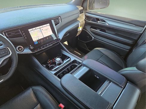 Used 2025 Jeep Wagoneer 4WD image 12