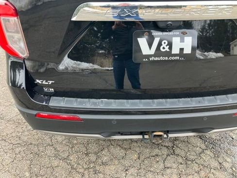 Used 2021 Ford Explorer XLT w/ Equipment Group 202A image 3