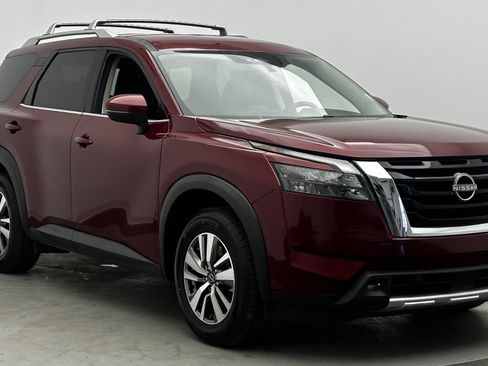 Used 2022 Nissan Pathfinder SL image 3