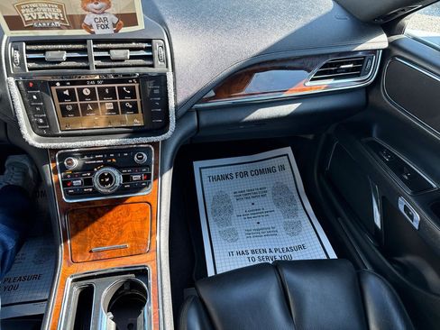 Used 2017 Lincoln Continental Select image 11