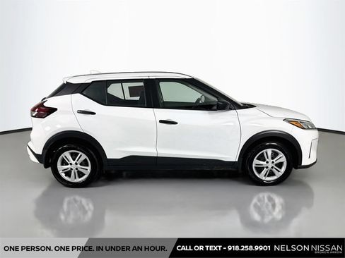 Certified 2025 Nissan Kicks Play S FWD image 4