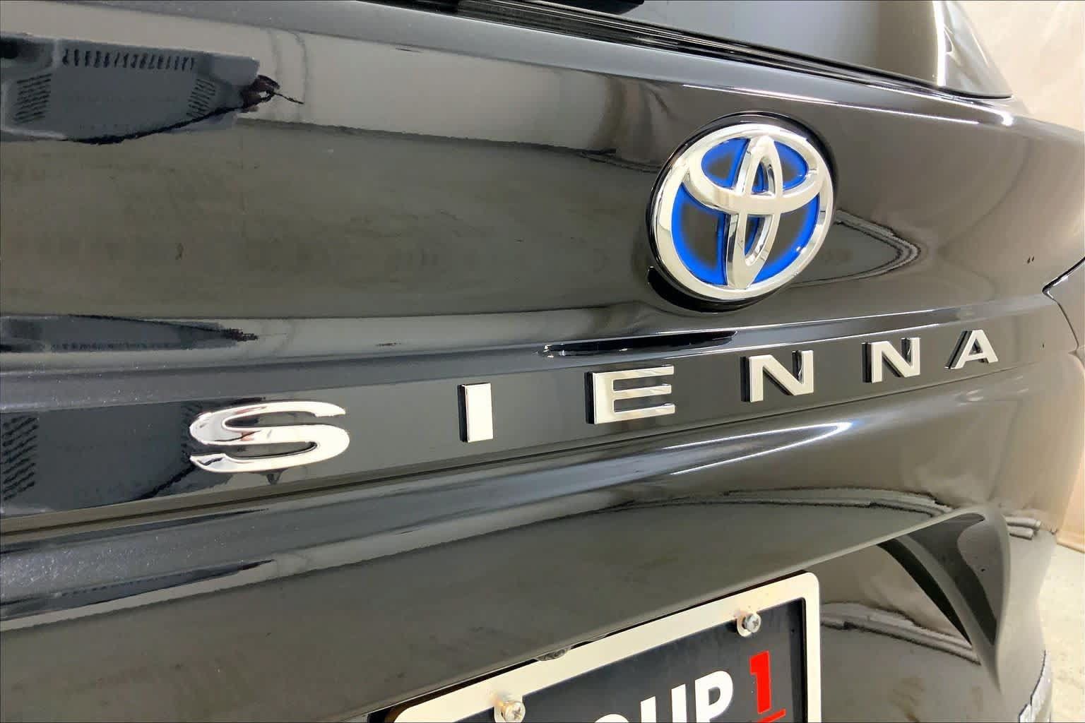 Used 2025 Toyota Sienna Platinum AWD/4WD image 29