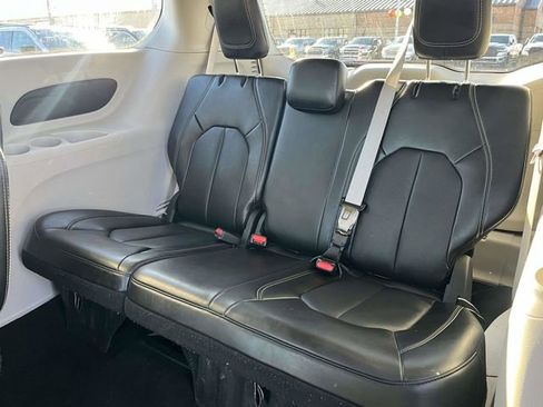 Used 2024 Chrysler Pacifica Touring-L image 16