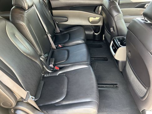 Used 2025 Kia Carnival FWD image 12