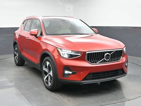 Used 2025 Volvo XC40 B5 Plus AWD/4WD image 2