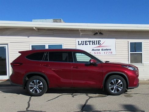 Used 2020 Toyota Highlander XLE image 3