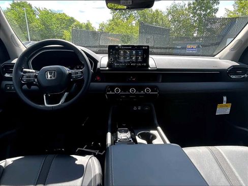 New 2025 Honda Pilot Touring image 12