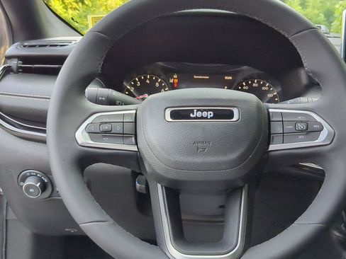 Used 2023 Jeep Compass Latitude AWD/4WD image 13