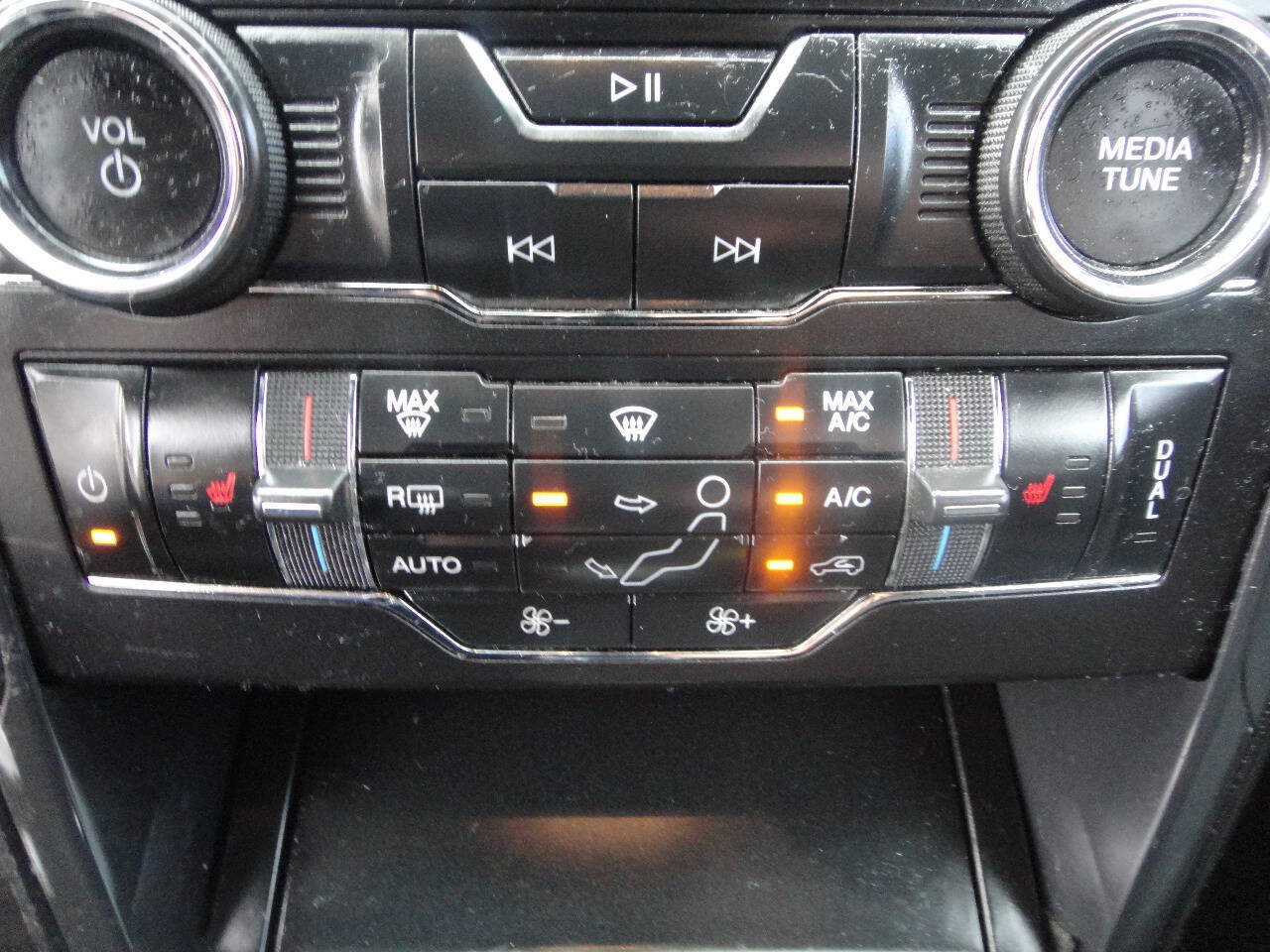 Used 2019 Ford Explorer XLT w/ Equipment Group 201A FWD image 11