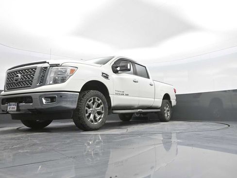 Used 2018 Nissan Titan SV w/ SV Convenience Package image 38