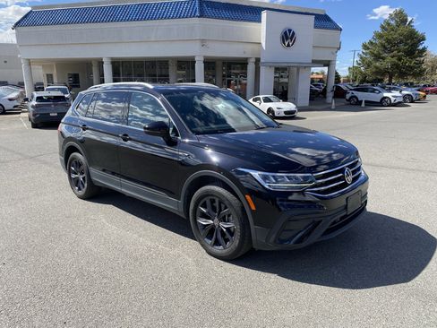 Used 2022 Volkswagen Tiguan SE w/ Panoramic Sunroof Package FWD image 37
