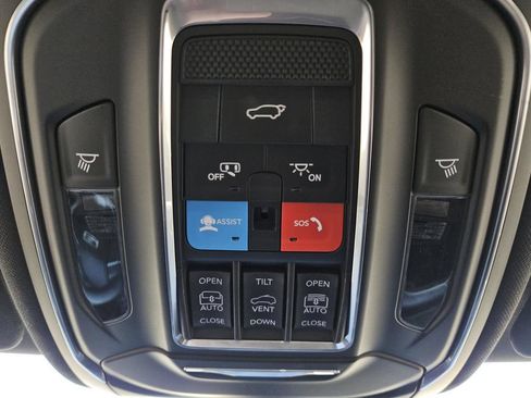 Used 2025 Jeep Grand Cherokee Limited w/ Luxury Tech Group II RWD image 23