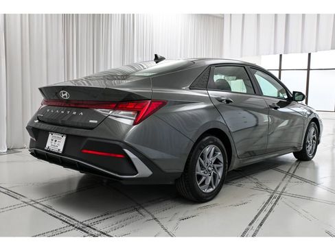 Used 2024 Hyundai Elantra Blue FWD image 7