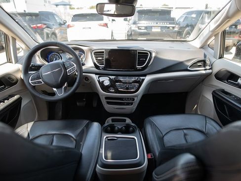 Used 2022 Chrysler Pacifica Touring-L image 21