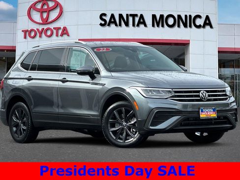 Used 2022 Volkswagen Tiguan SE image 1