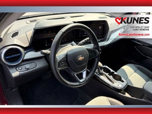 Used 2025 Chevrolet Trax LT w/ LT Convenience Package FWD image 19