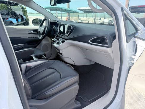 Used 2024 Chrysler Pacifica Touring-L image 21