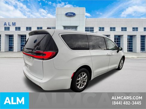 Used 2023 Chrysler Pacifica Touring-L FWD image 5