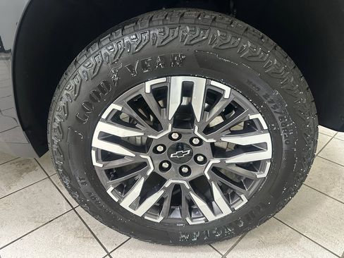 Certified 2025 Chevrolet Suburban Z71 image 14