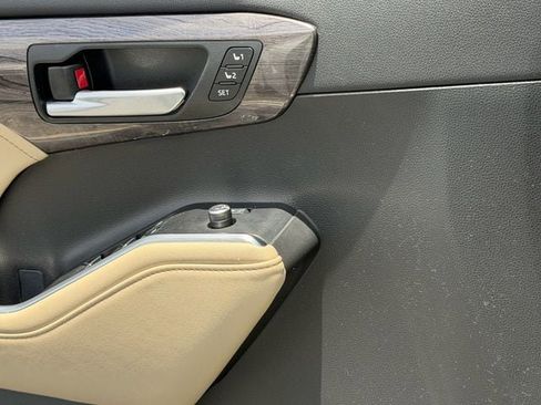 Used 2023 Toyota Highlander Limited FWD image 27