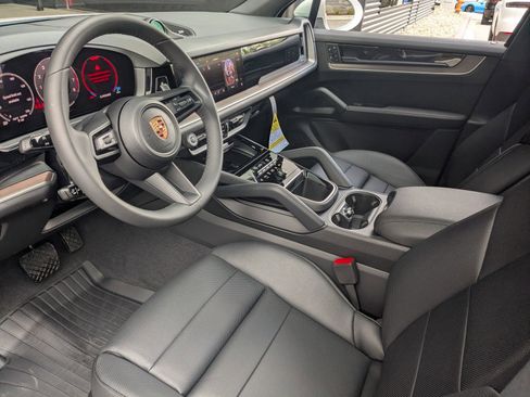 Used 2025 Porsche Cayenne E-Hybrid image 4