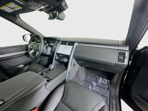 Used 2024 Land Rover Discovery Dynamic SE image 32