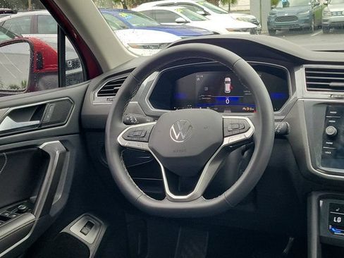 Certified 2024 Volkswagen Tiguan SE w/ Panoramic Sunroof Package FWD image 3