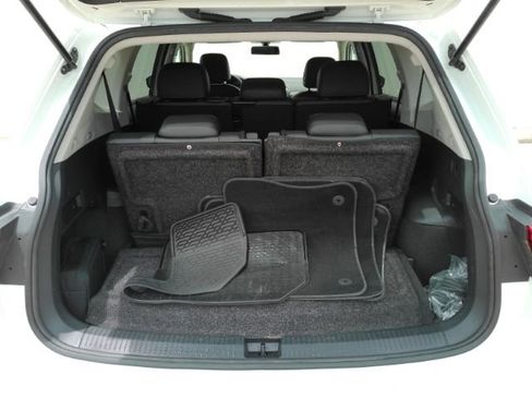 Used 2018 Volkswagen Tiguan SE w/ Panoramic Sunroof Package FWD image 24