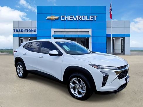 New 2026 Chevrolet Trax LS w/ LS Convenience Package FWD image 2