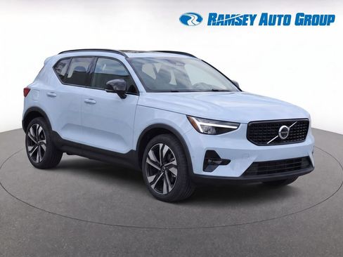 Used 2025 Volvo XC40 B5 Plus AWD/4WD image 2