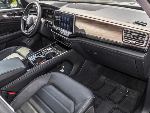 Used 2024 Volkswagen Atlas SEL AWD/4WD image 32