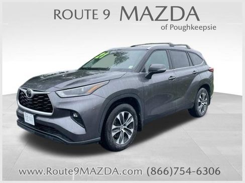 Used 2021 Toyota Highlander XLE AWD/4WD image 1