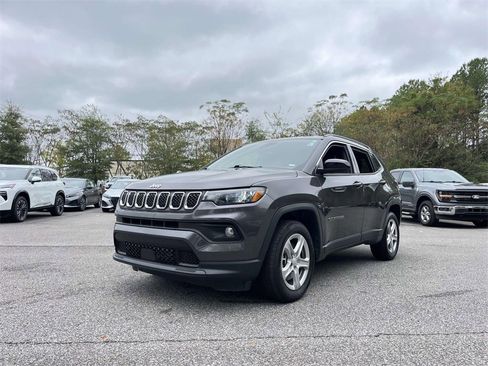 Used 2024 Jeep Compass Latitude image 3