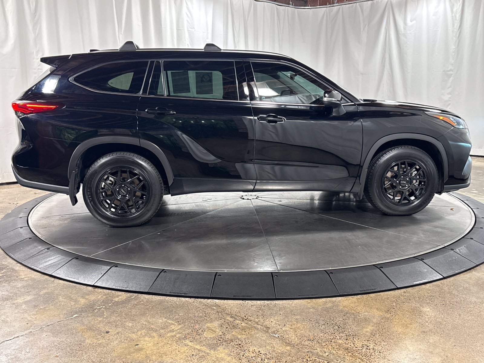 Used 2020 Toyota Highlander XLE AWD/4WD image 6