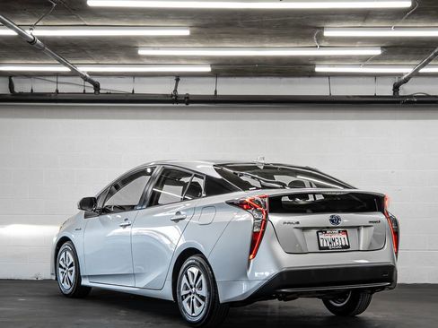 Used 2017 Toyota Prius Three image 3