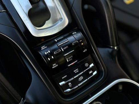 Used 2017 Porsche Cayenne Turbo image 43