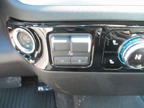 New 2026 GMC Sierra 1500 SLE image 17