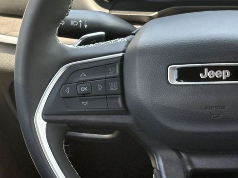 Used 2024 Jeep Grand Cherokee Limited AWD/4WD image 12