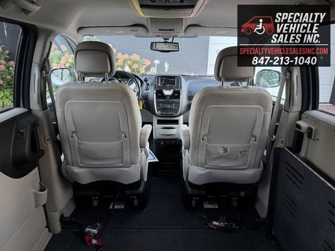 Used 2013 Chrysler Town & Country Touring FWD image 27