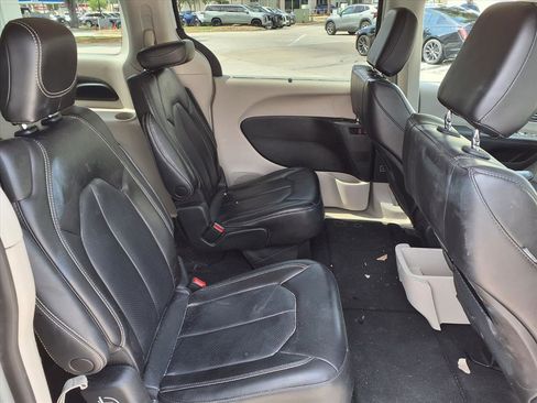 Used 2023 Chrysler Pacifica Touring-L FWD image 11