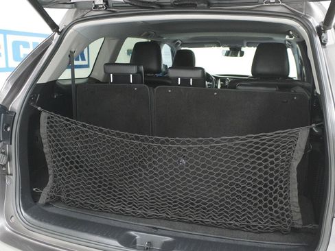 Used 2019 Toyota Highlander SE FWD image 33