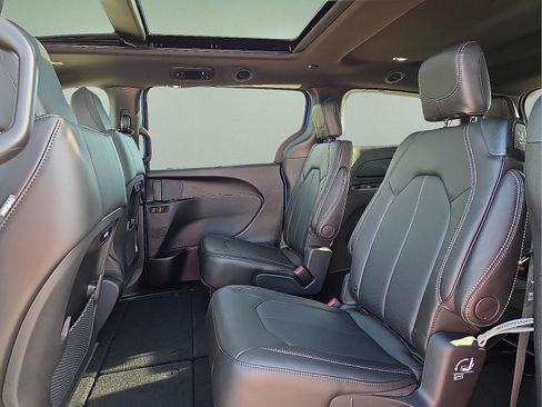 New 2026 Chrysler Pacifica Select w/ S Appearance Package FWD image 11