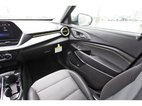 Used 2025 Chevrolet Trax LT w/ Driver Confidence Package FWD image 12