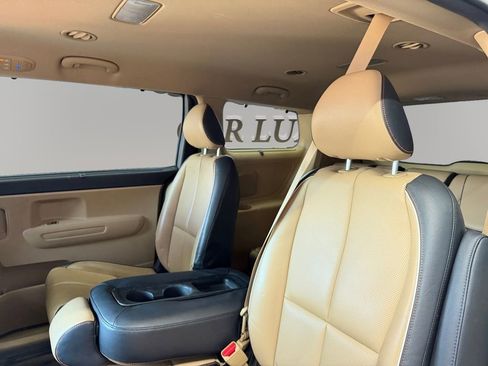 Used 2017 Kia Sedona LX w/ LX Essentials Premium Package FWD image 13