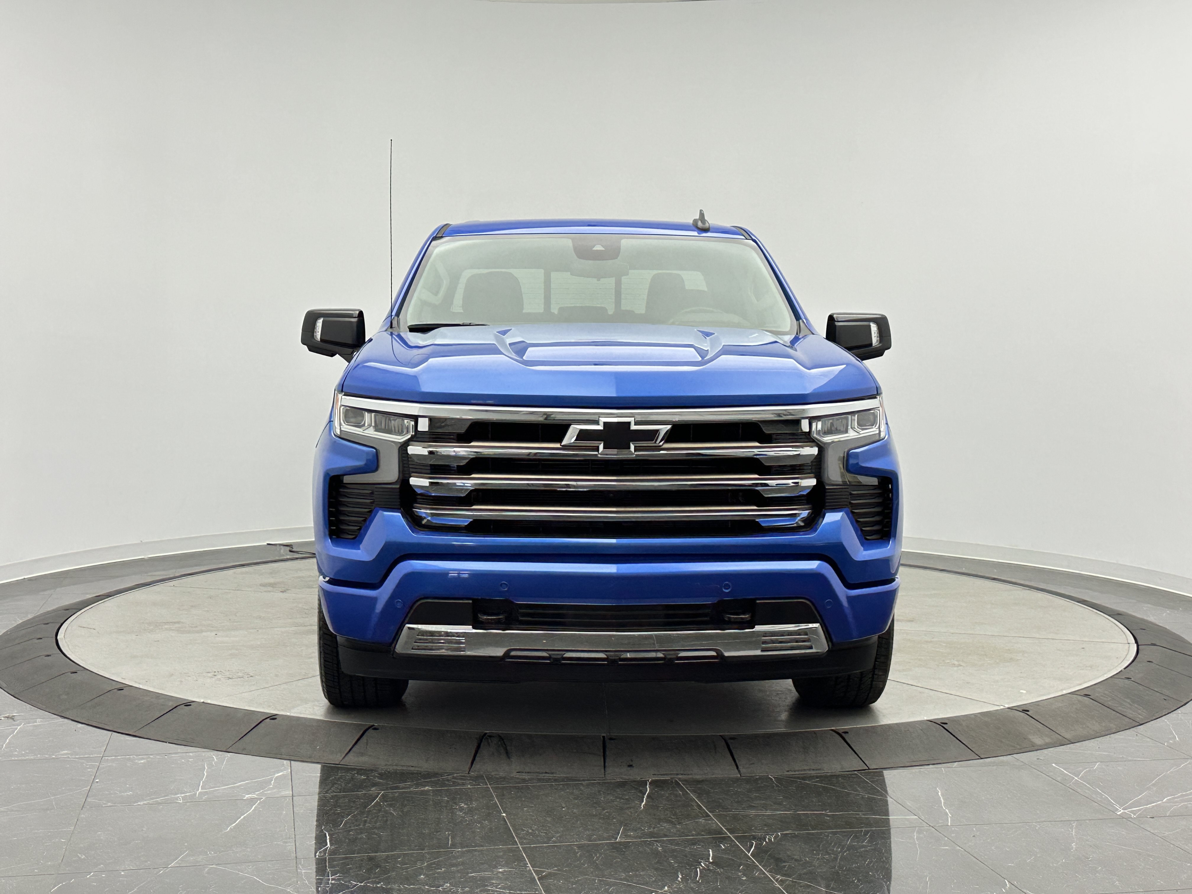 Used 2025 Chevrolet Silverado 1500 RST w/ Convenience Package II RWD image 2