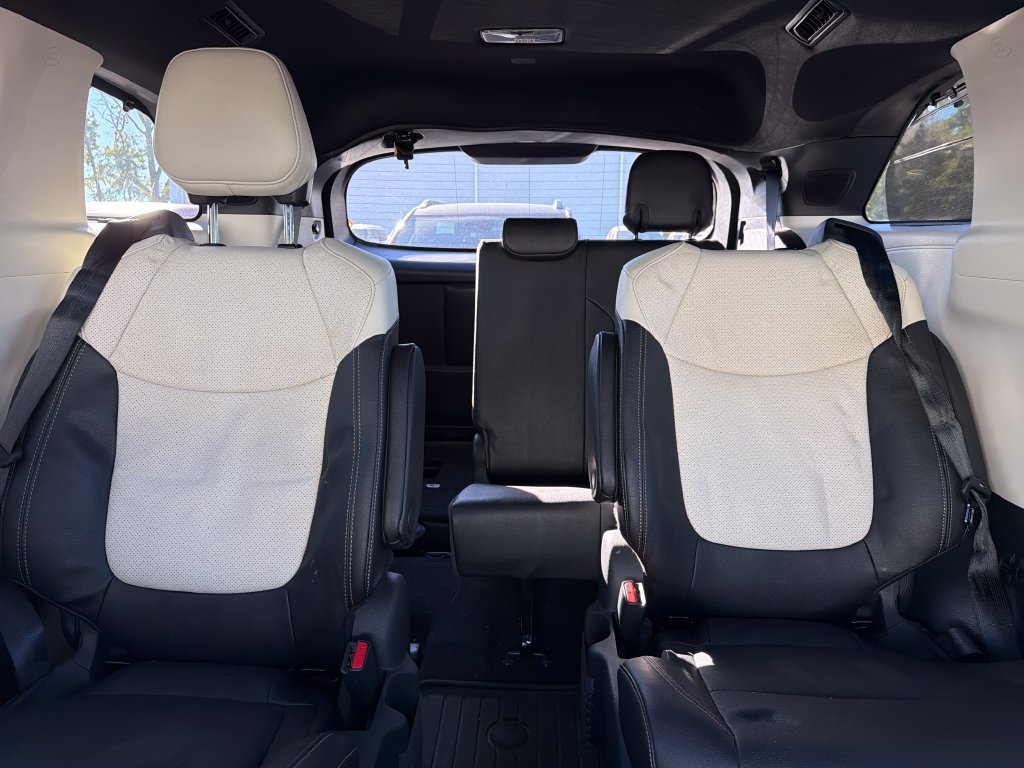 Used 2025 Toyota Sienna Platinum AWD/4WD image 27